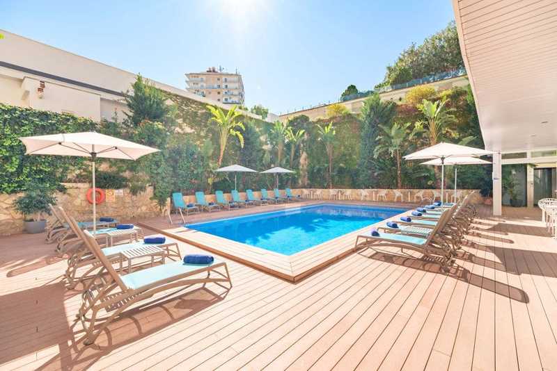 Piscina con jardín vertical